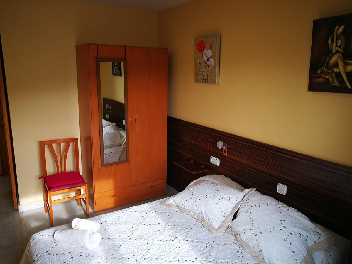 Hostal Escarla Aren Exterior photo