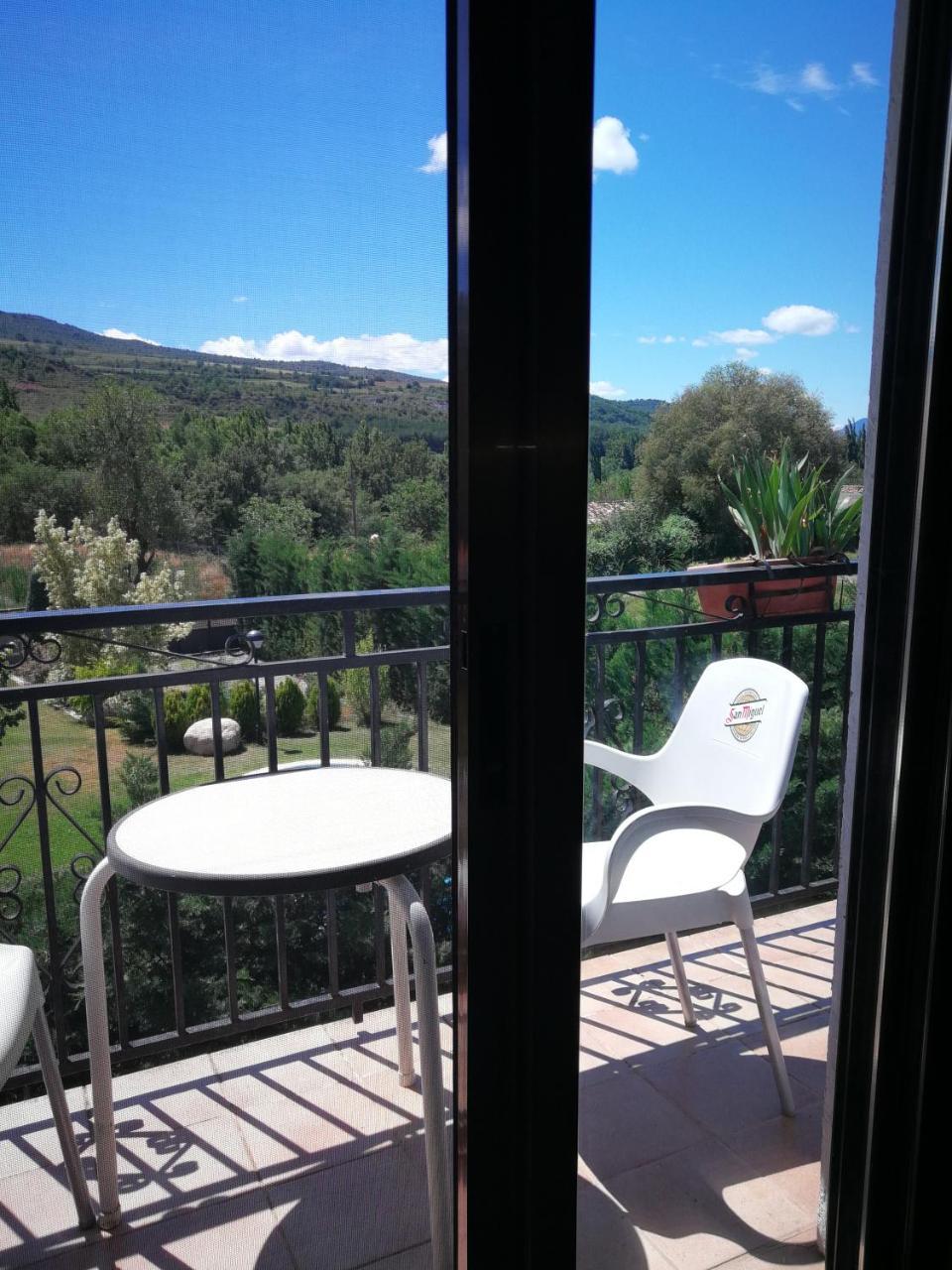 Hostal Escarla Aren Exterior photo