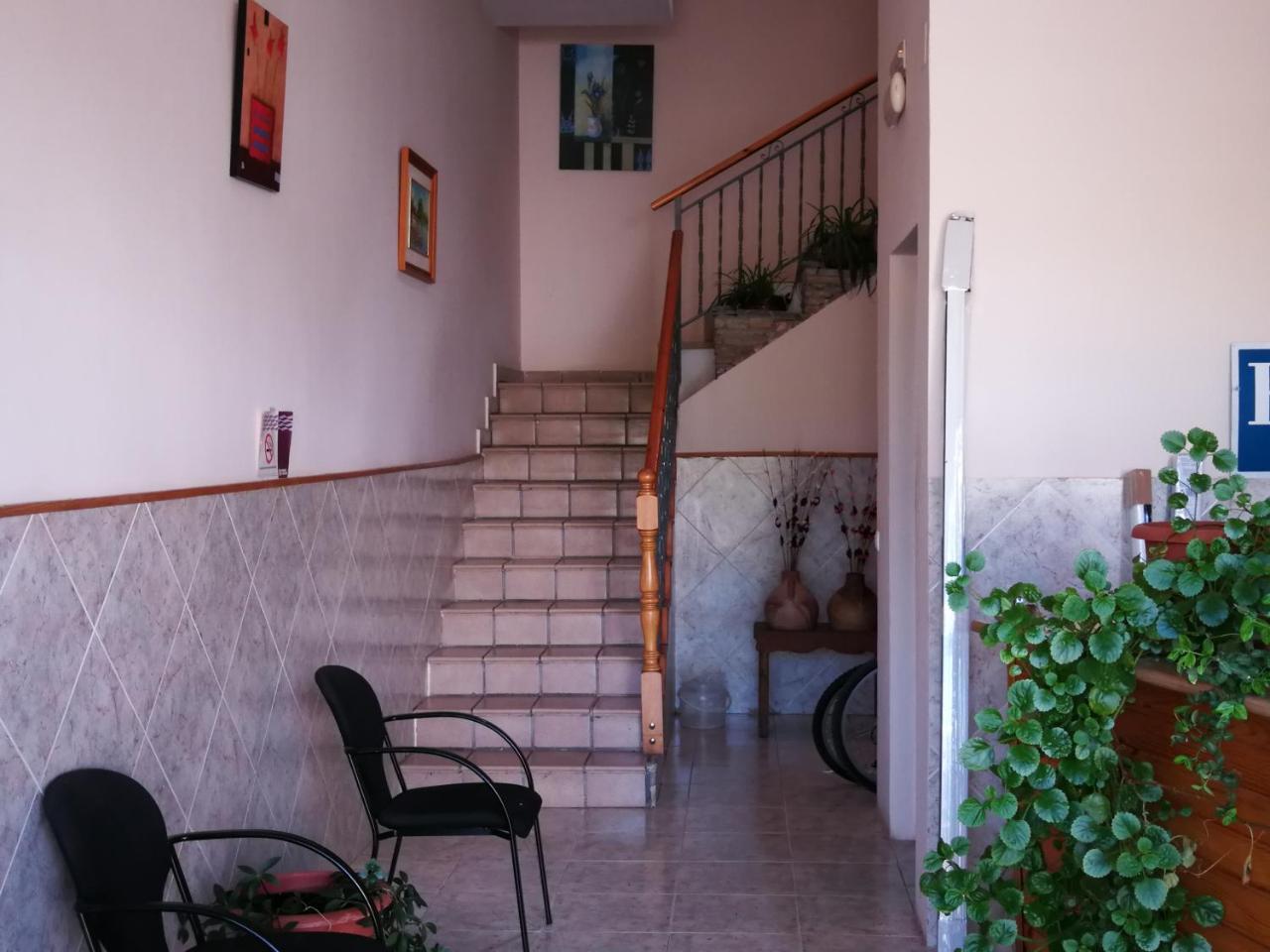 Hostal Escarla Aren Exterior photo
